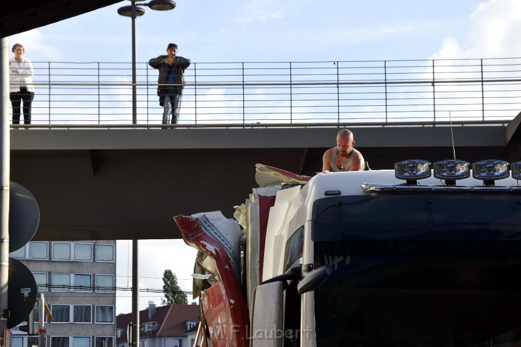 LKW blieb unter Bruecke haengen Koeln Deutz Opladenerstr Deutz Muelheimerstr P149.JPG - Miklos Laubert